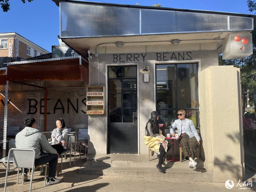 通りに面したところにある守衛室を改装したカフェ(撮影・勝又あや子)