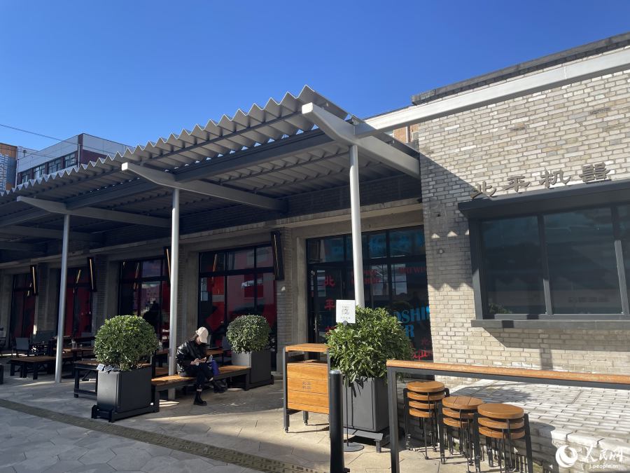 元車庫を利用したクラフトビールレストラン(撮影・勝又あや子)