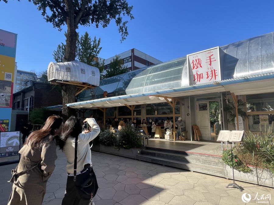 映えスポットとしても人気のカフェ(撮影・勝又あや子)