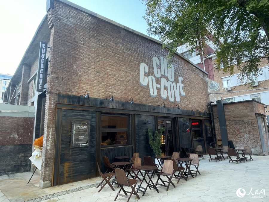 レンガ造りの倉庫はバナナケーキなどが人気のカフェに(撮影・勝又あや子)