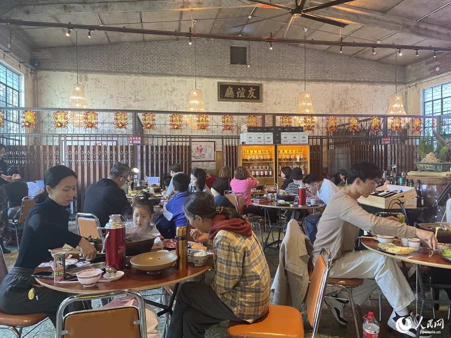 かつて友誼商店4階に掛けられていた「友誼庁」の額が飾られている(撮影・勝又あや子)