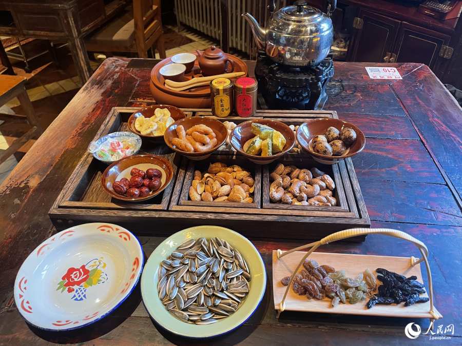 中国式アフタヌーンティーのセット。お茶請けはナッツ類や各種タネ!(撮影・勝又あや子)