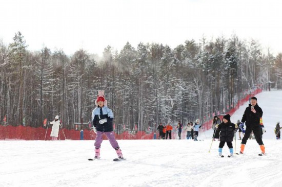 漠河北極スキー場でスキーを楽しむ観光客(写真は取材先からの提供)。
