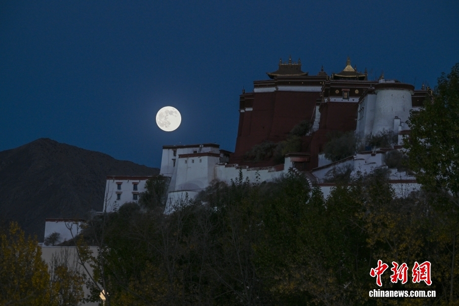 今年最大の満月、明るくくっきりと夜空に出現