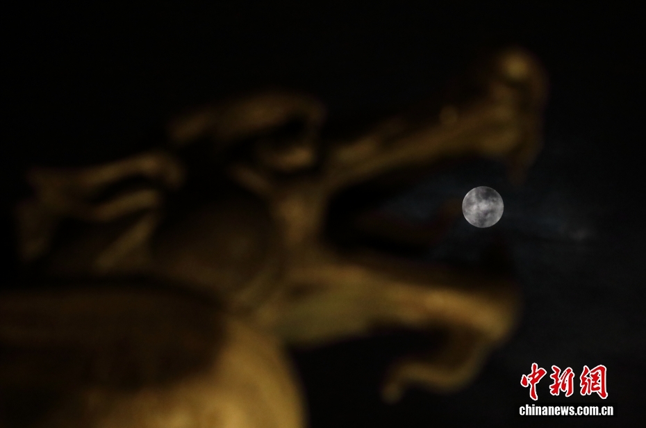 今年最大の満月、明るくくっきりと夜空に出現