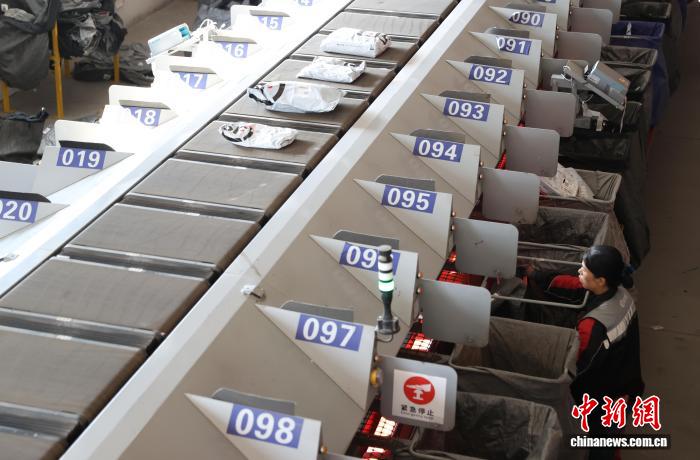 寧夏回族自治区銀川市賀蘭県の順豊(SFエクスプレス)仕分けセンターで、巡回点検を行う作業員(11月6日撮影・于晶)。