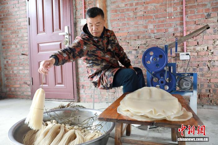 まもなく立冬、天日干し作業もピークに　広西・三江侗郷