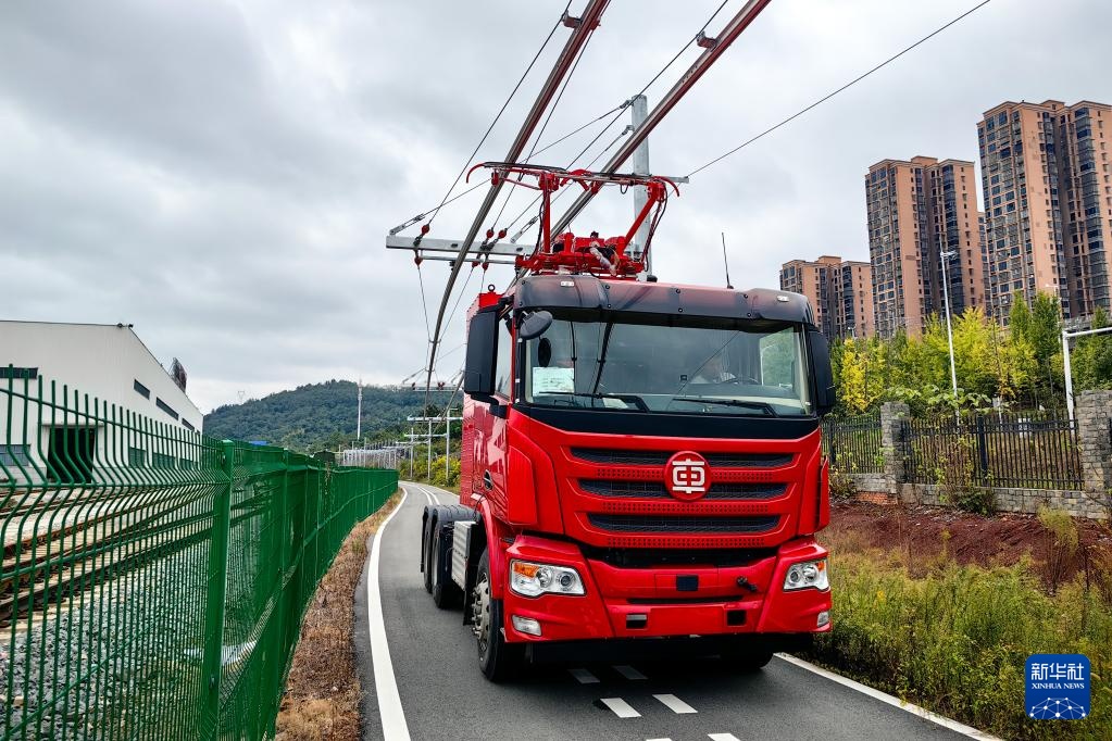 電気化された道路を走る大型トラックが10月21日、中車株機公司の電気化道路実証路線で試験運行を行った。