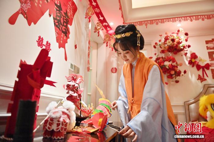 中国スタイルの結婚式を通じて中国の伝統を紹介するブライズメイド