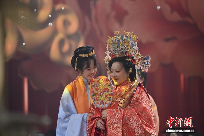 中国スタイルの結婚式を通じて中国の伝統を紹介するブライズメイド