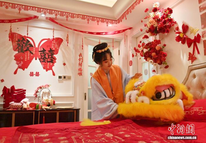 中国スタイルの結婚式を通じて中国の伝統を紹介するブライズメイド