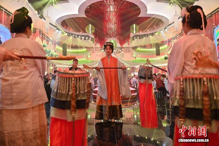 中国スタイルの結婚式を通じて中国の伝統を紹介するブライズメイド