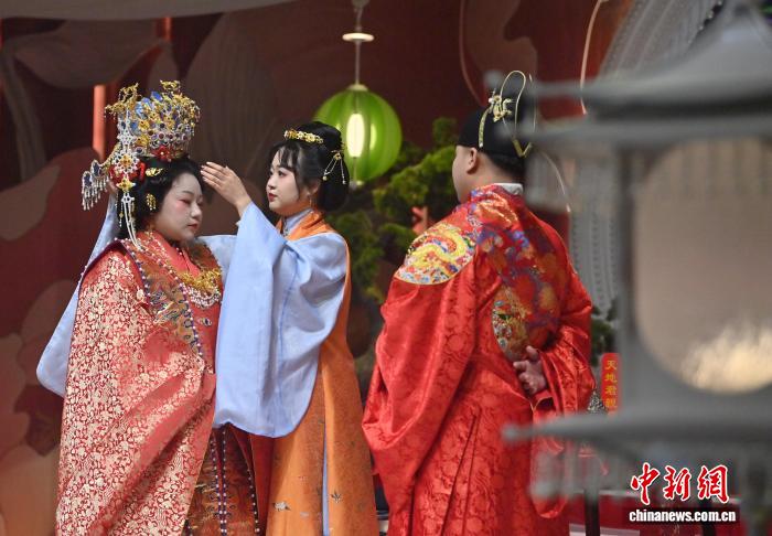 中国スタイルの結婚式を通じて中国の伝統を紹介するブライズメイド