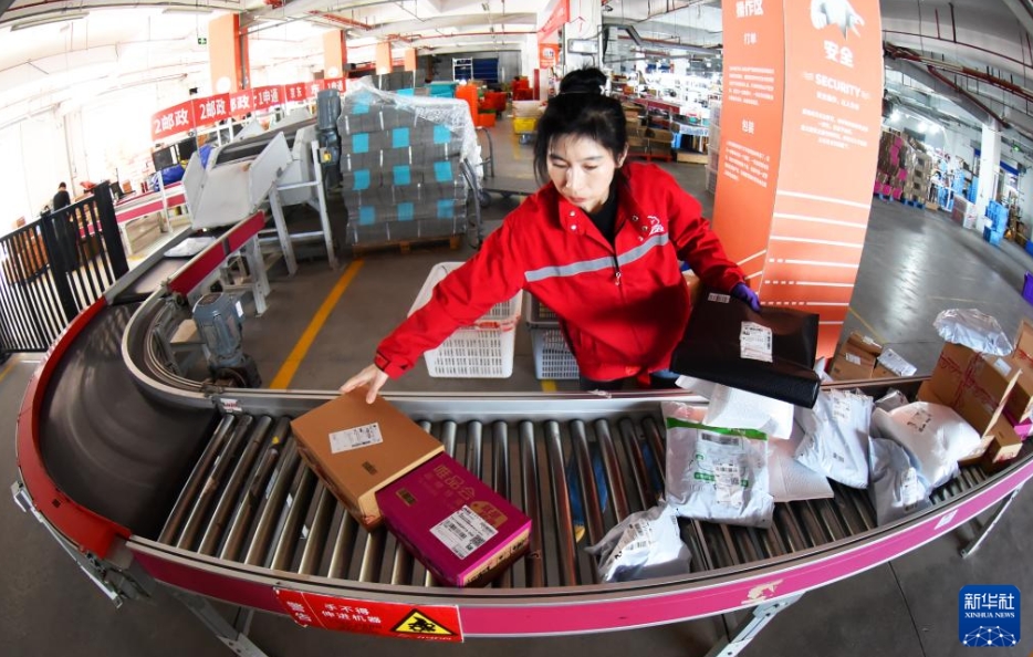 江蘇省連雲港市海州区にある天馬Eコマース産業園で、受注商品を発送する作業員（11月10日撮影・耿玉和）。