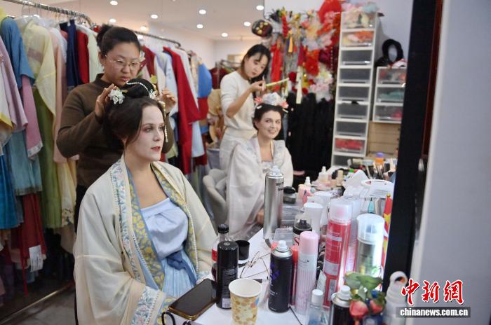 外国人観光客にも人気集める漢服撮影　吉林省長春