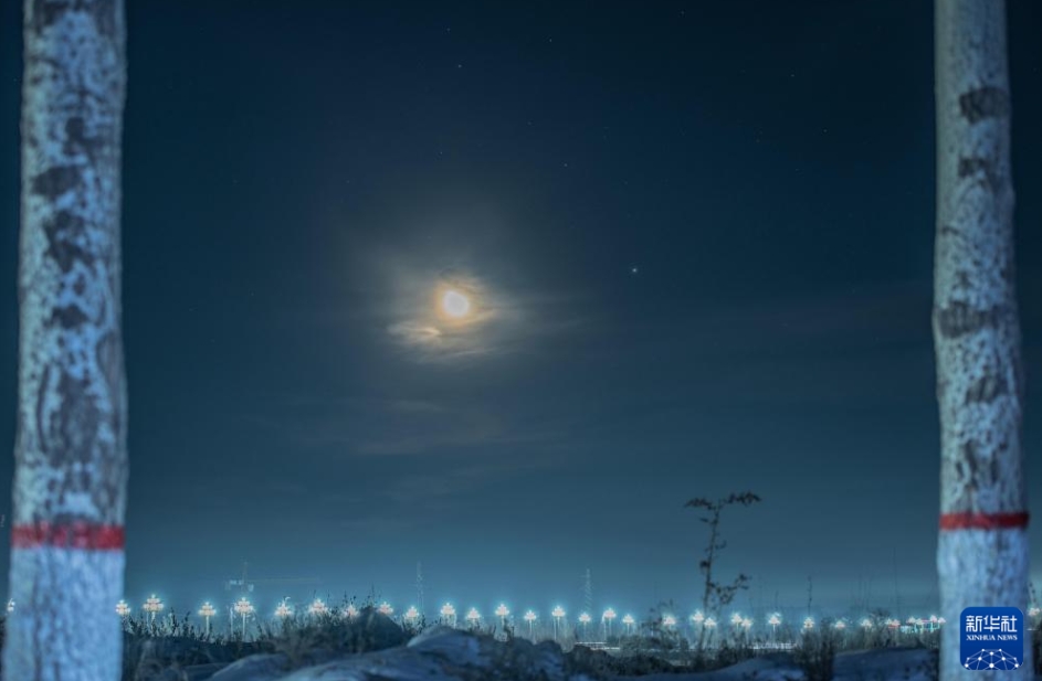 月と惑星と星が一列に並ぶ天文ショー「双星伴月」　黒竜江省