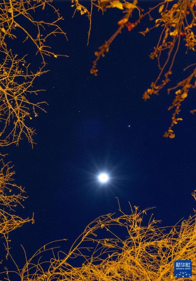 月と惑星と星が一列に並ぶ天文ショー「双星伴月」　黒竜江省
