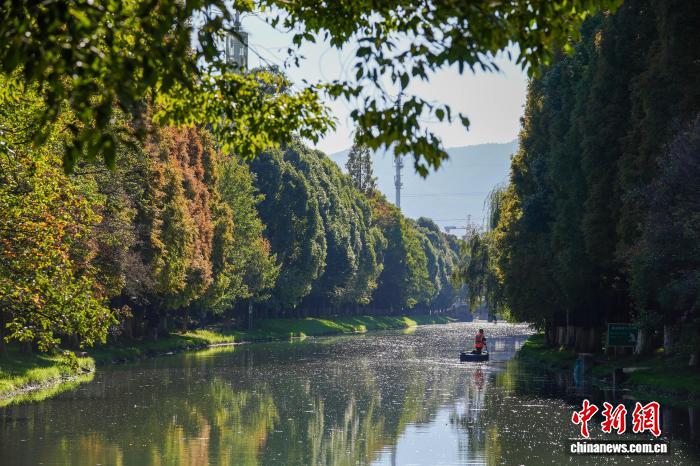 昆明の初冬の温もりを満喫する人々　雲南省