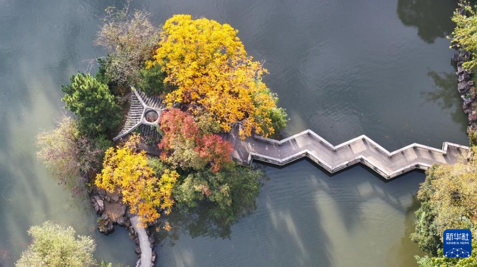 江蘇省揚州市蜀岡-瘦西湖景勝地の風景（11月11日、ドローンによる撮影・斉立広）。