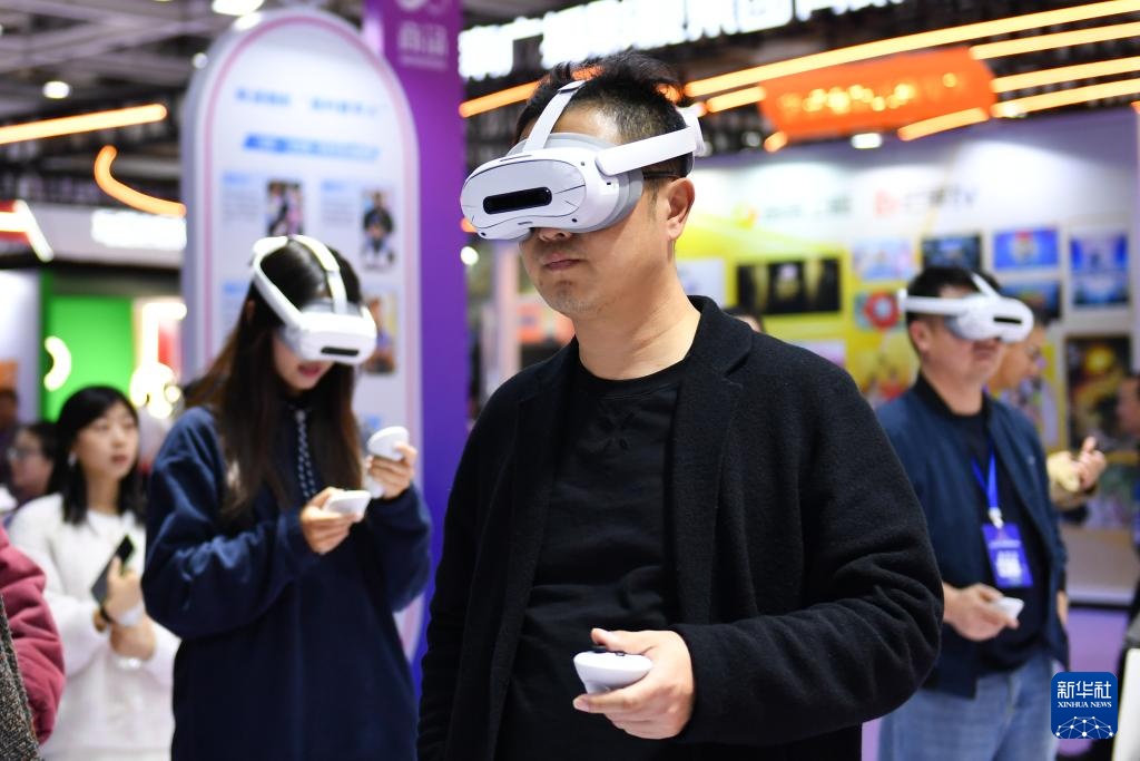 11月12日、2025中国ニューメディア技術展でVR機器を体験する来場者。
