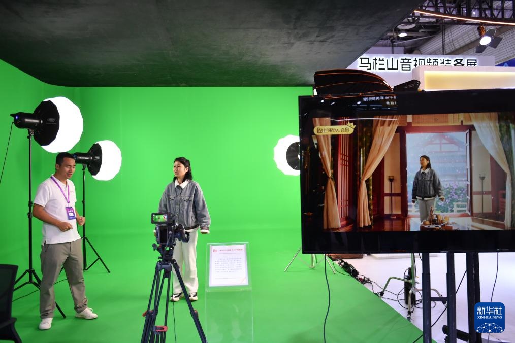 11月12日、2025中国ニューメディア技術展で仮想スタジオのオフライン打刻システムを体験する来場者。