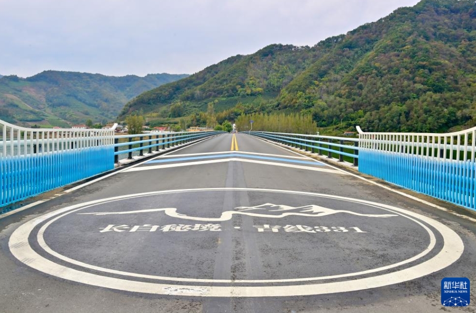 遼寧省丹東市と吉林省通化市の境界付近で撮影された、G331号線吉林区間の起点となる渾江口大橋（10月12日撮影・呉青昊）。