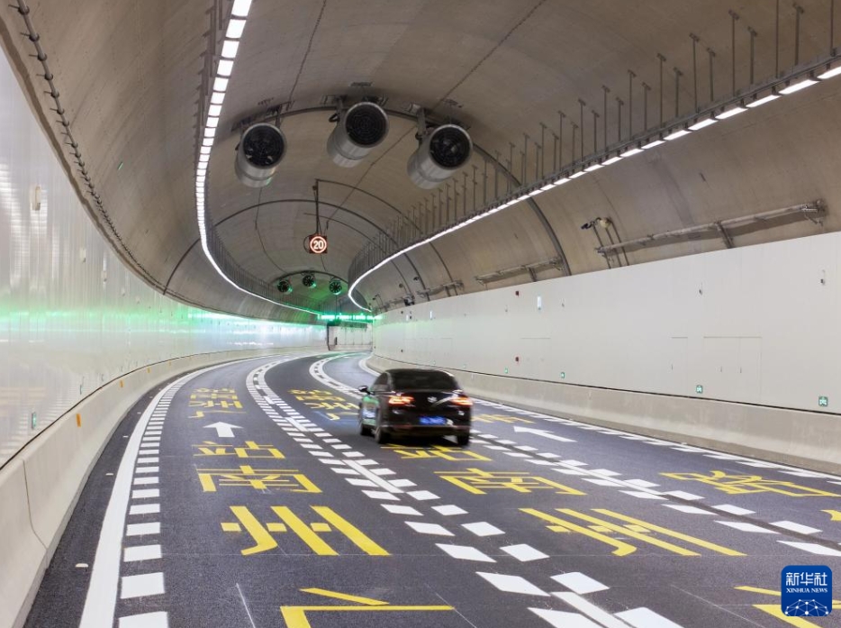 海珠湾トンネルを走行する車両（11月12日撮影・劉福昌）。