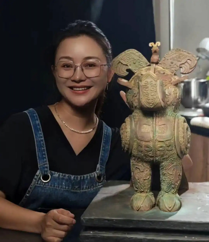 鄒明磊さんがスイーツで再現した「婦好鴞尊」(写真提供・取材対象者)。