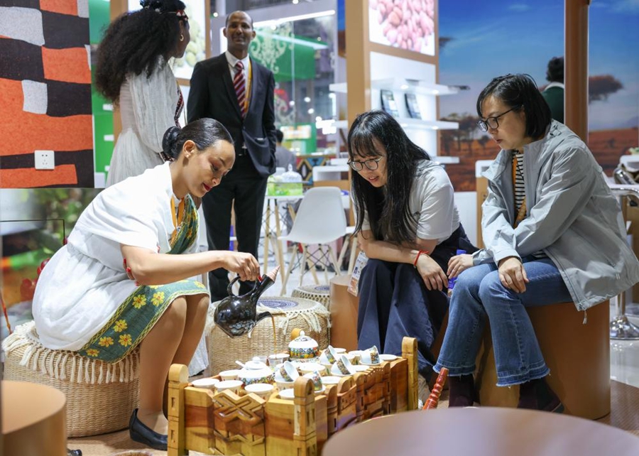 第8回中国国際輸入博覧会(輸入博)国家展エチオピア館でコーヒーを味わっている人々(11月7日撮影・孟晨光)。