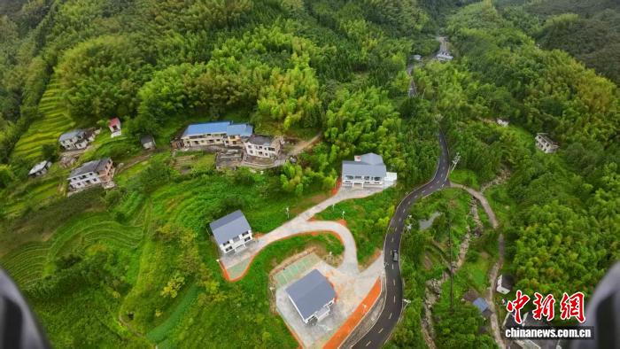 11月12日、鄱陽湖の奥地に位置する江西省九江市永修県呉城鎮に、タンチョウなどの渡り鳥が集まっている。(撮影・王小龍) 11月初旬に撮影された江西省吉安市遂川県営盤圩郷の様子。バードウォッチング経済により民宿産業が発展した。(撮影・李建平)