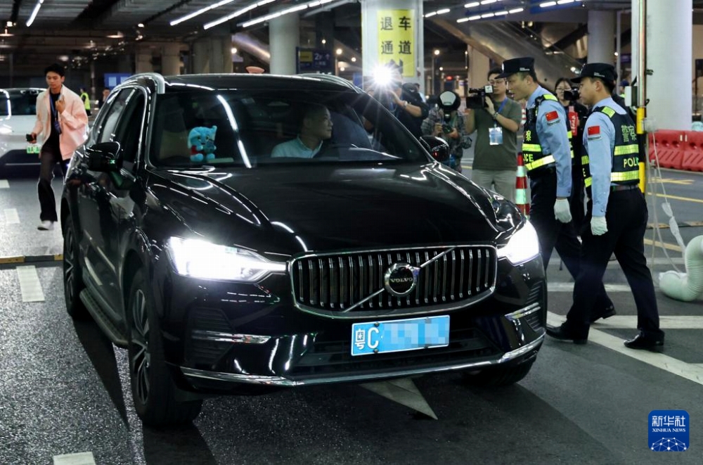 11月15日0時、「粤車南下」政策の実施が始まり、出境レーンを通過する「粤C」（広東省珠海市を表す）ナンバーの自動車。撮影・黄国保