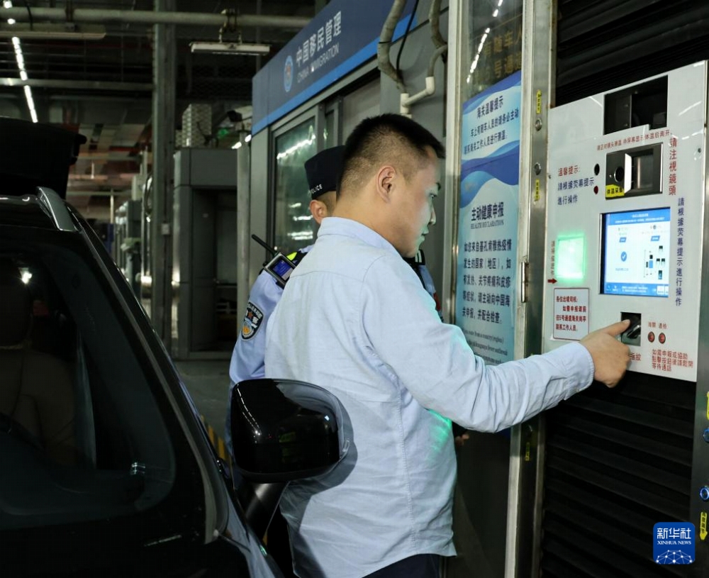 11月15日0時に「粤車南下」政策の実施が始まり、ワンストップ型のセルフ検査レーンの1人目の利用者となった周さん。撮影・黄国保