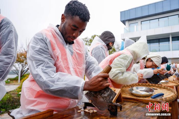 国内外の学生が中医薬材の加工技術を競うコンテスト開催　浙江省金華
