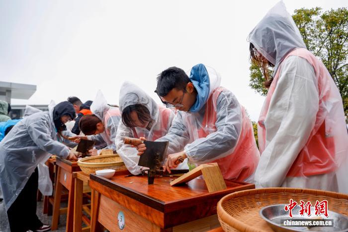 国内外の学生が中医薬材の加工技術を競うコンテスト開催　浙江省金華