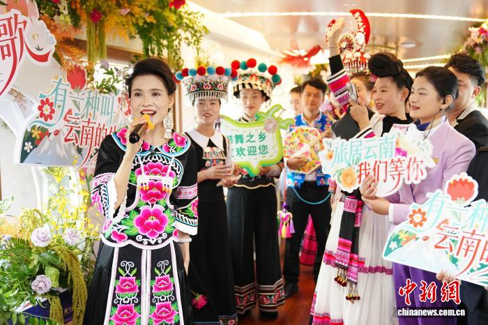 「星光・瀾滄江-メコン川号」の車内で雲南民謡楽しむイベント