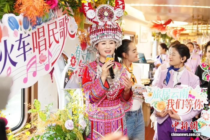 「星光・瀾滄江-メコン川号」の車内で雲南民謡楽しむイベント