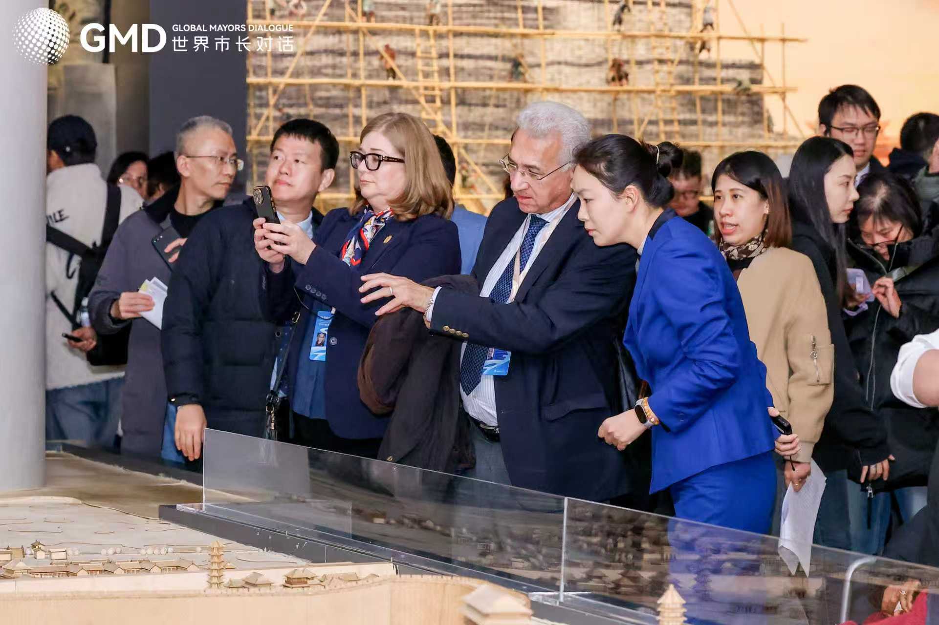 南京城壁博物館を参観する参加者たち。（提供写真・主催者）