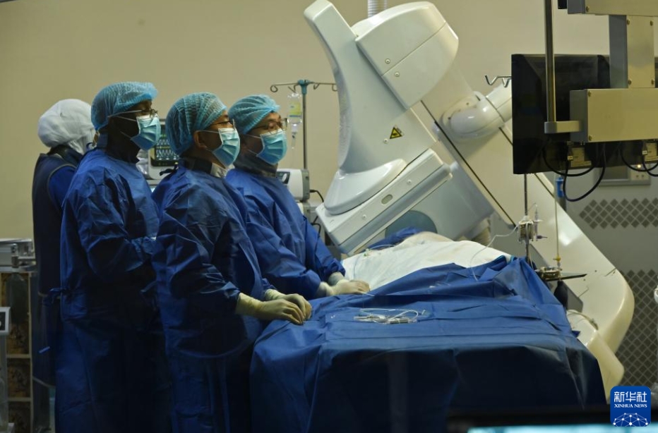 ニジェールの首都ニアメで、心房中隔欠損症の小児患者に対してカテーテルによる閉鎖手術を施す広西壮族自治区人民病院の心臓血管内科専門家チーム（11月18日、写真提供・第24次ニジェール派遣中国医療チーム）