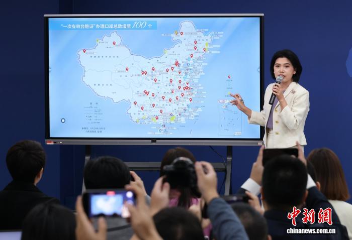 11月19日、国務院台湾事務弁公室が北京で開催した定例記者会見で、今月20日から、「台湾居民来往大陸通行証」を発行できる中国大陸部の出入境検査所が100ヶ所に増えると説明する朱鳳蓮報道官。撮影・楊可佳
