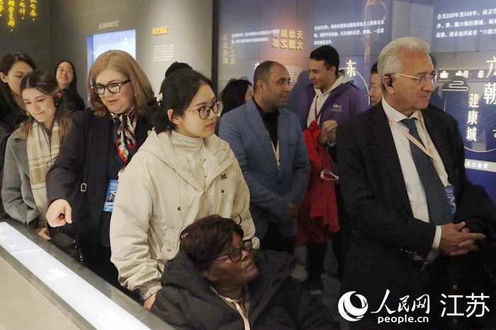 南京城壁博物館を見学する世界各地の市長ら。撮影・劉益佳