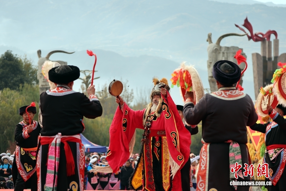 羌族の新年「羌年」を歌と踊りで祝う羌族の人々　四川省茂県
