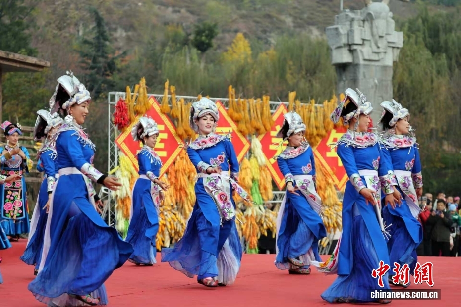 羌族の新年「羌年」を歌と踊りで祝う羌族の人々　四川省茂県