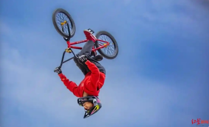 中国の少年がBMXバックフリップの世界記録塗り替える