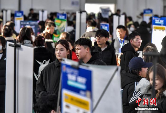 大学でキャンパス合同企業説明会開催　新疆