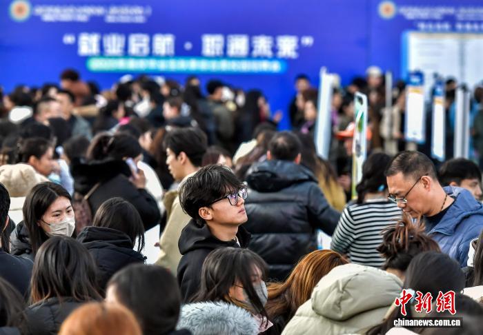 大学でキャンパス合同企業説明会開催　新疆