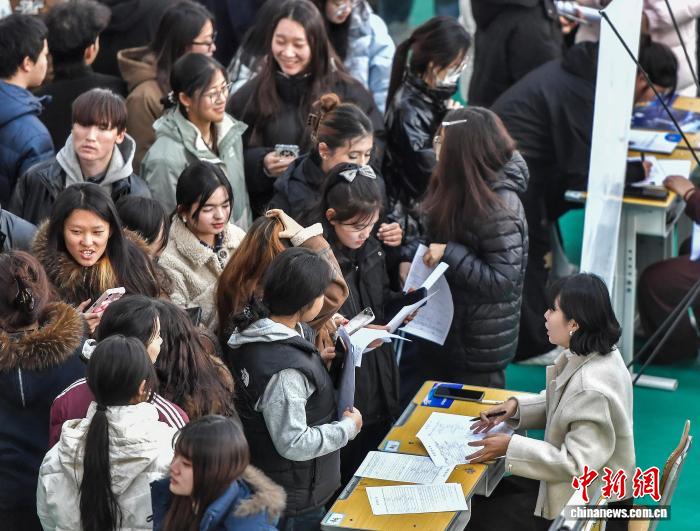 大学でキャンパス合同企業説明会開催　新疆