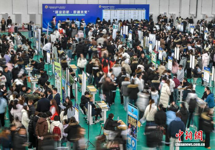 大学でキャンパス合同企業説明会開催　新疆