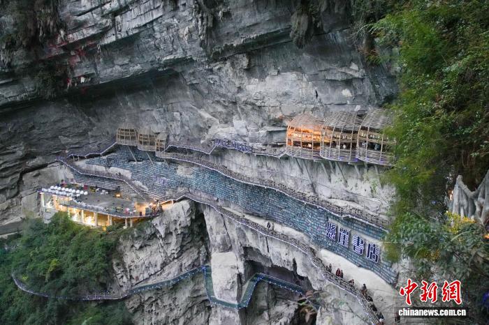 「地心への入口」を探索！ネットで話題の「断崖書店」　広西・羅城