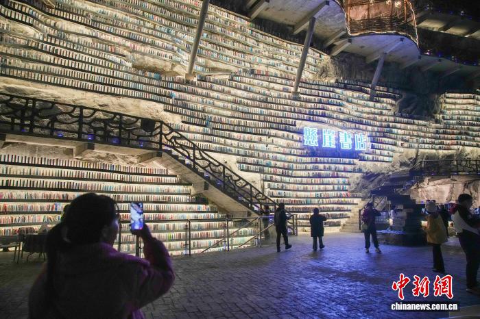 「地心への入口」を探索！ネットで話題の「断崖書店」　広西・羅城