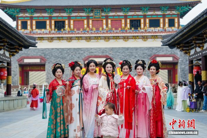 悠久の歴史を超えて伝統衣装の美を感じるイベント　湖北省襄陽